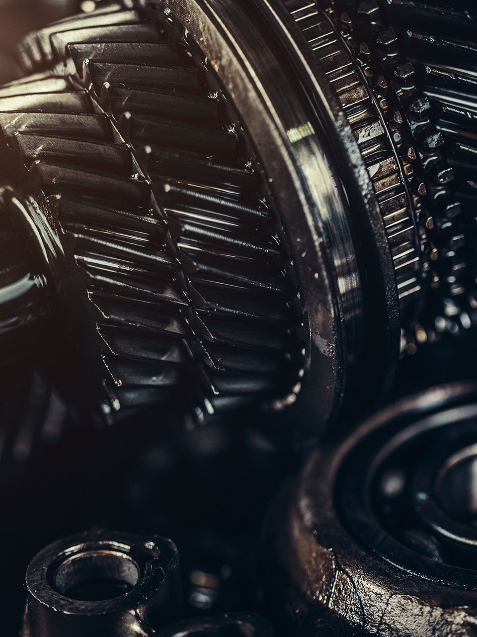 深色齿轮；已润滑