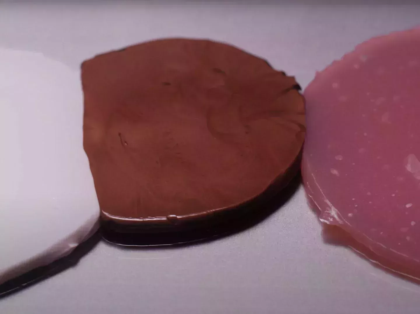 用于染色润滑剂的三种不同颜色