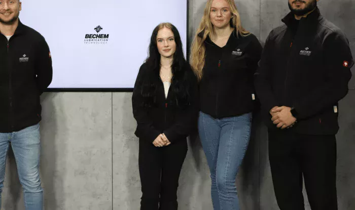 四个人站在电影制片厂里,介绍