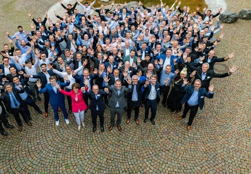 上方的工作人员会议