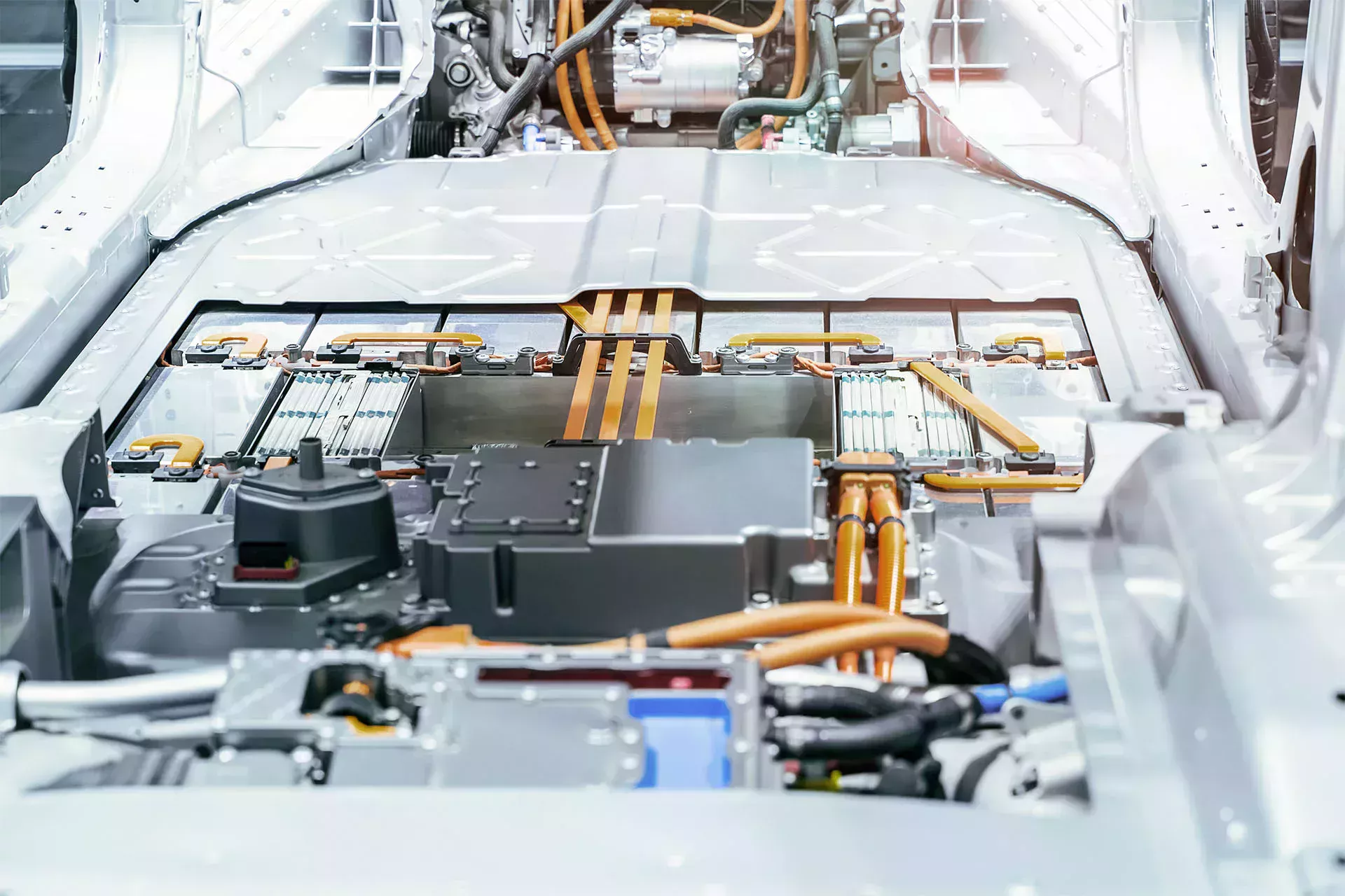 从下方看电动汽车