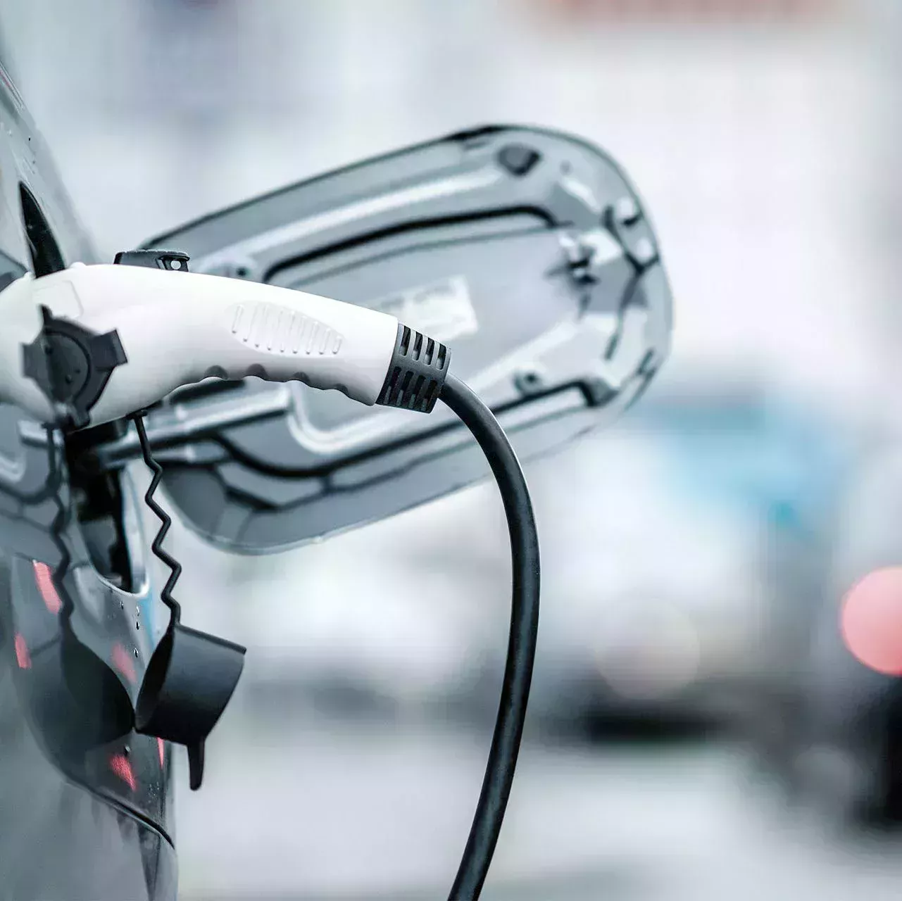 用充电盖打开电动汽车的充电盖