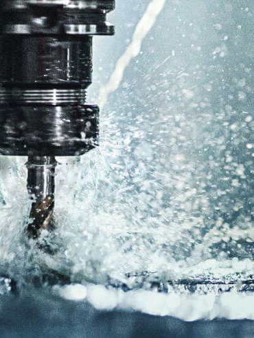 背景为玻璃建筑的黄色动画汽车