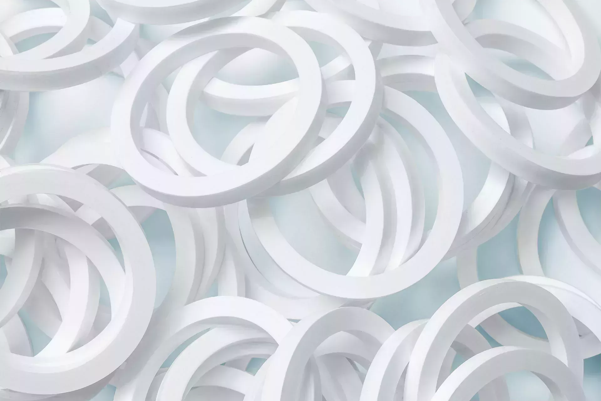 浅蓝色背景上有许多白色 O 形环