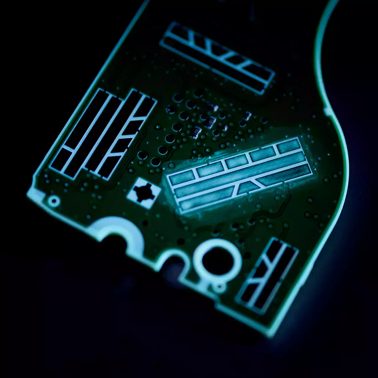 元件表面的润滑膜在紫外线下会发光