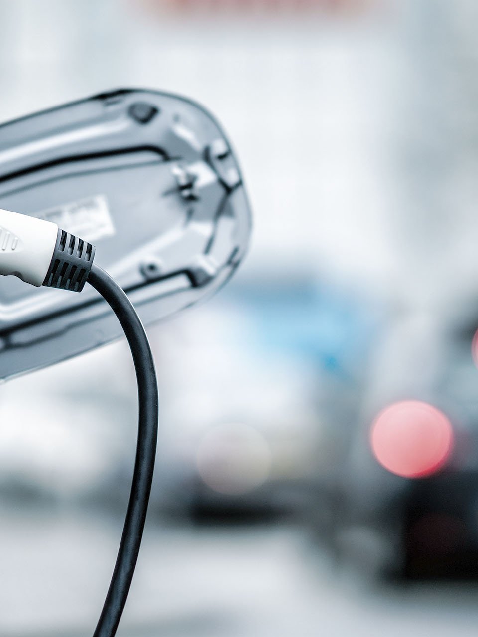 用充电盖打开电动汽车的充电盖