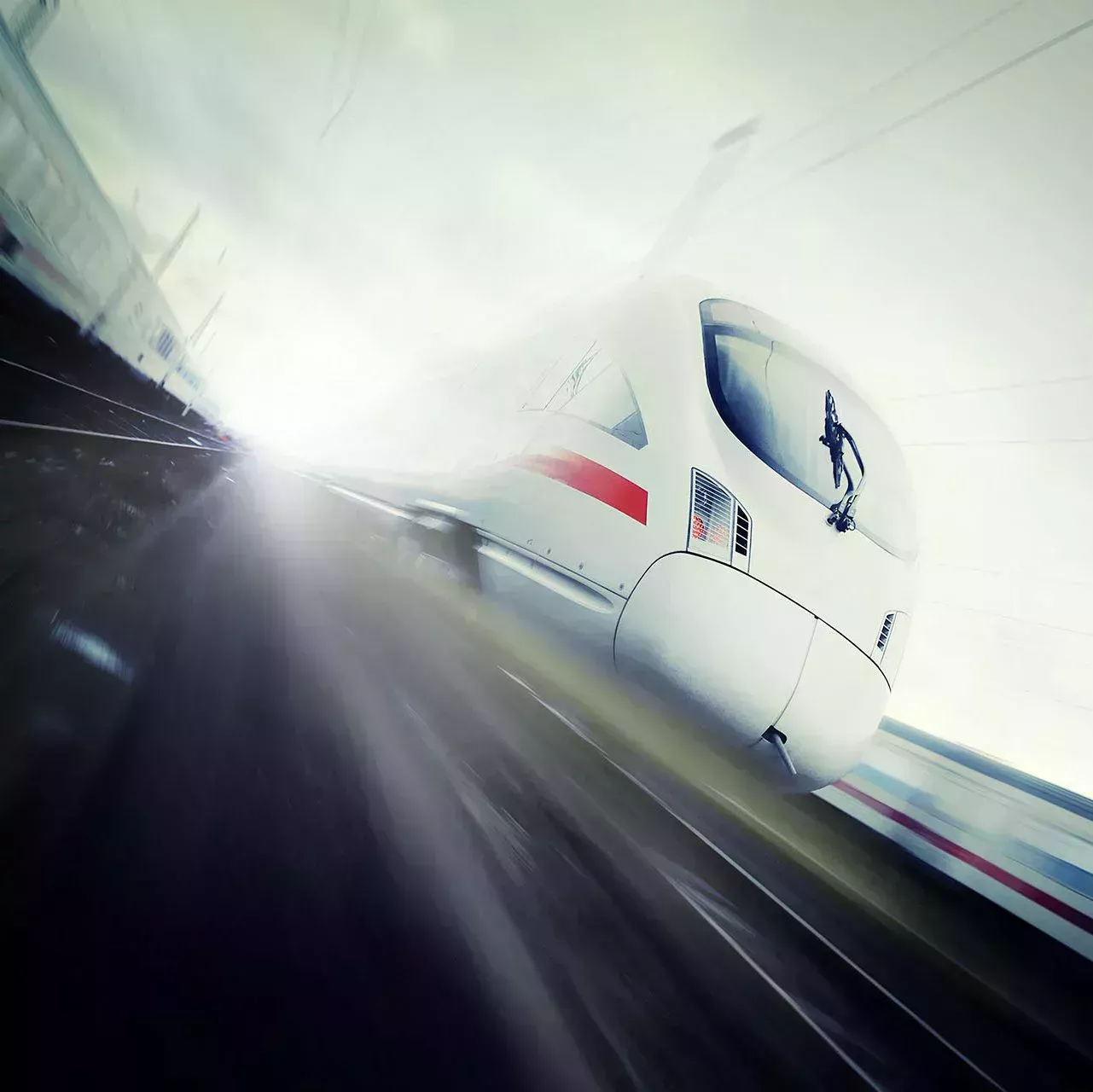 铁轨上的白色快车