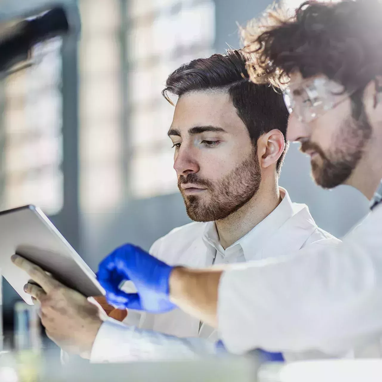 两位科学家进行测量