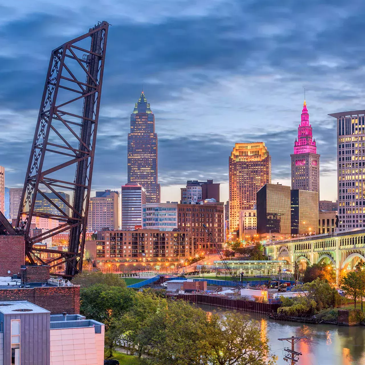 从高空俯瞰多彩城市