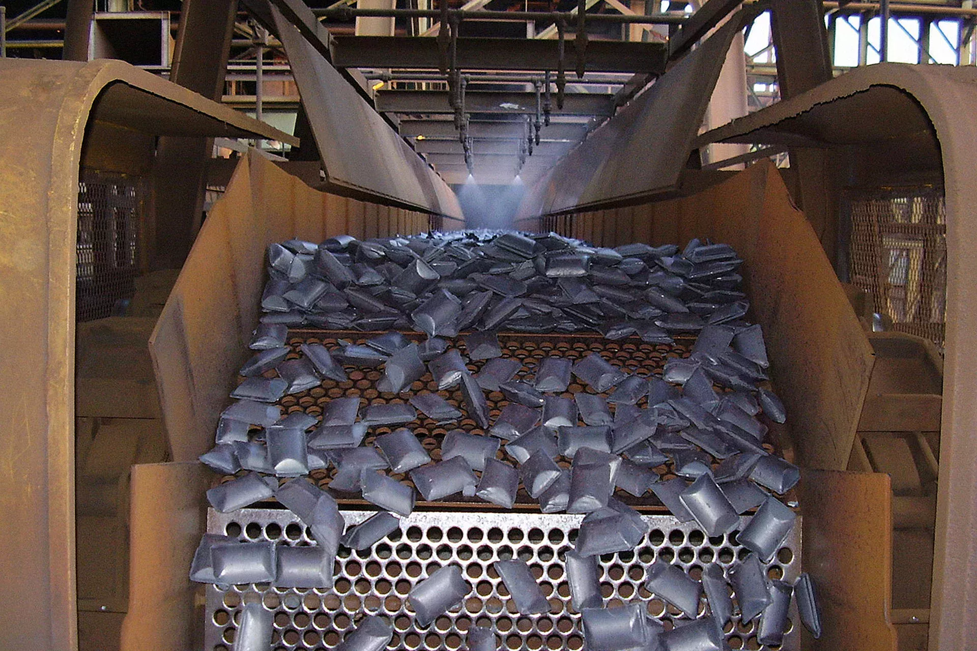 装配线上的钢铁